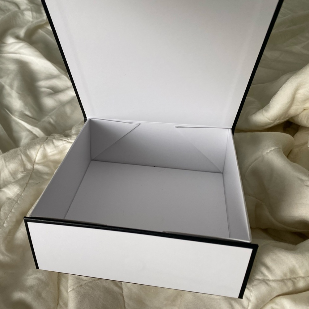 MAGNETIC CLOSURE CHANEL BOX - Picture 2 of 3